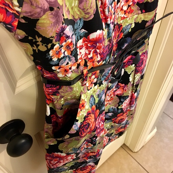 NWOT Floral print dress with pockets and belt - Picture 4 of 10